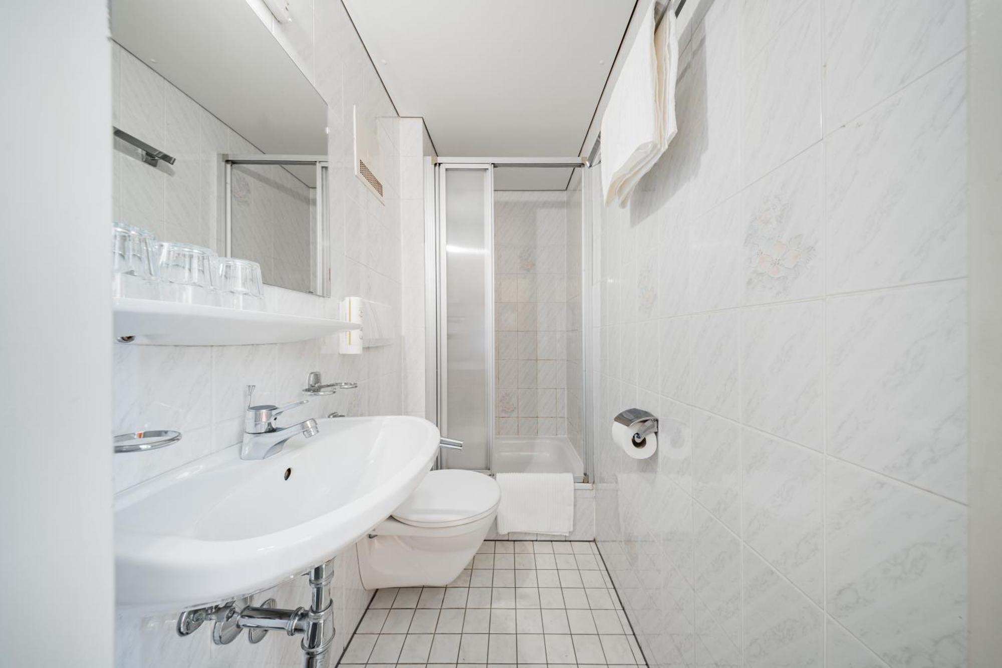West Business Hotel 2*